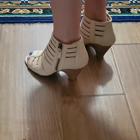 Crown Vintage tan heels - Picture 3 of 4